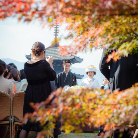 紅葉と八坂の塔を背景とした結婚式の様子