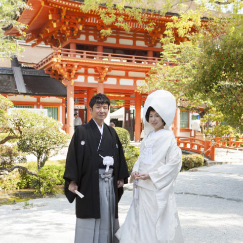 上賀茂神社の門を背景に撮影された新郎新婦